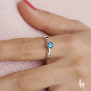 Anillo Deep Love en Oro Blanco 18k con Topacio London Blue y Topacios Blancos