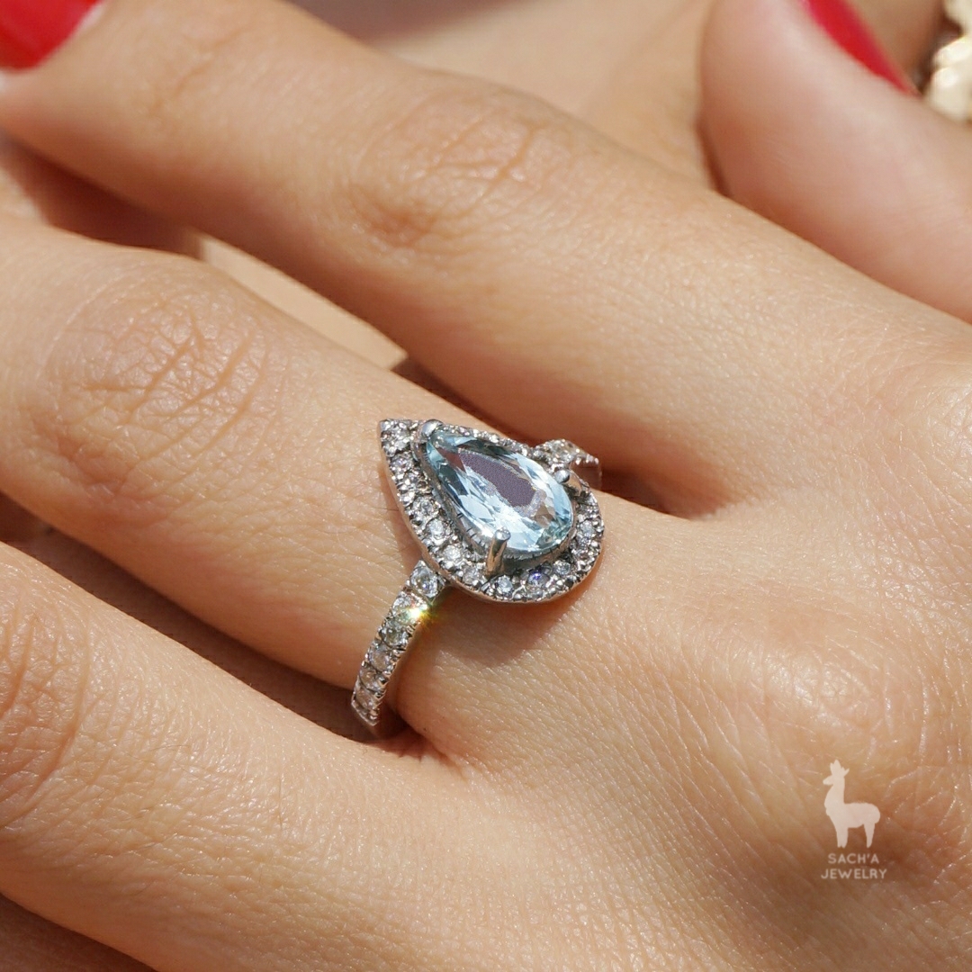 Anillo Soulmate en Oro Blanco 18k con Aguamarina & Topacios Blancos