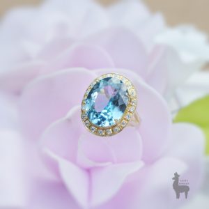 anillo-sky-ocean-de-oro-18k-con-topacio-blue-sky-y-topacios-blancos