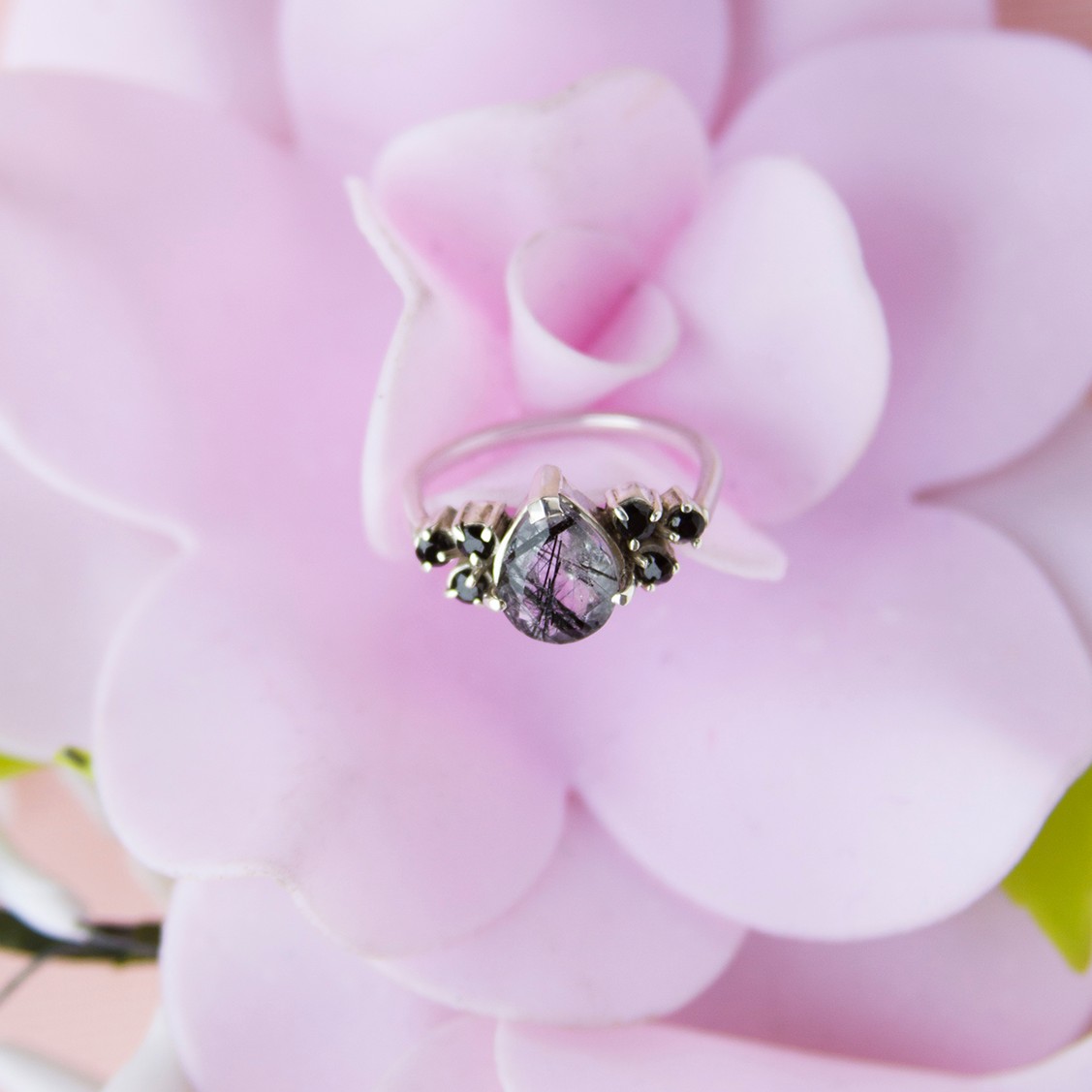Anillo en Plata 950 con Cuarzo Turmalinado & Onix negro - Imagen 2