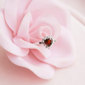 Anillo Heart en Plata 950 con Granate Rojo y Topacios Blancos