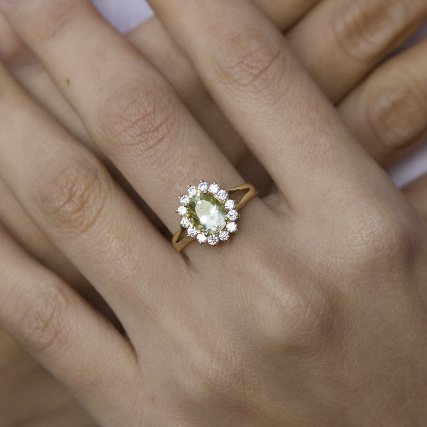 Anillo Lady Di en Oro 18k con Morganita & Topacios blancos - Imagen 5