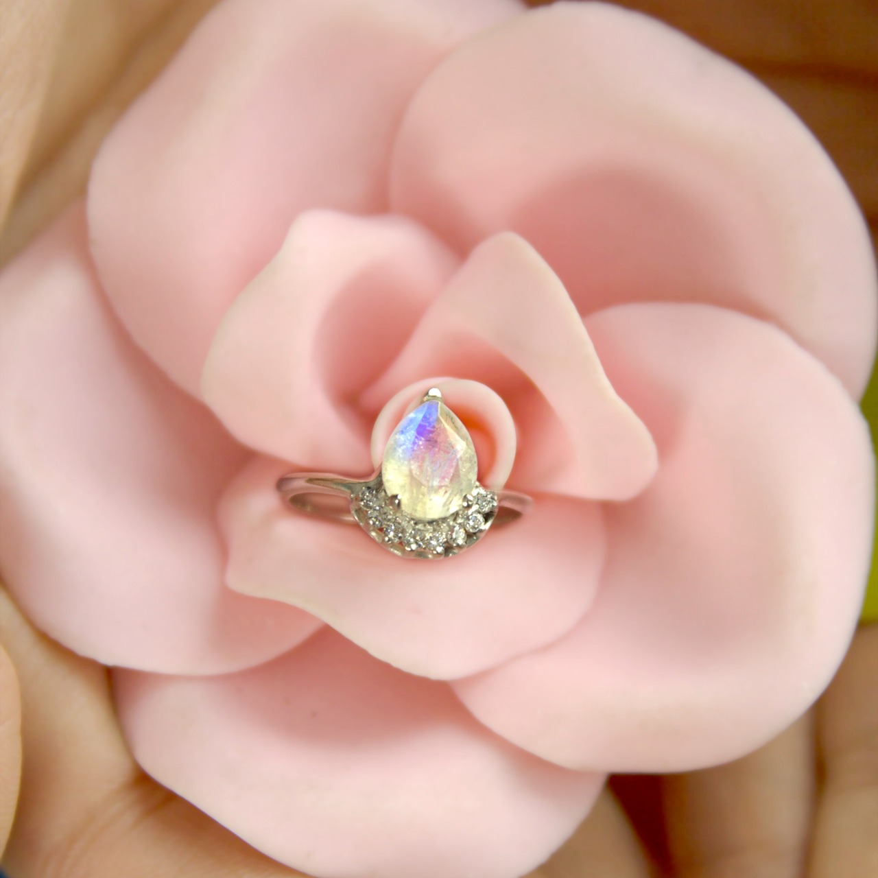Anillo River Moon en Plata 950 con Piedra Luna & Topacios Blancos