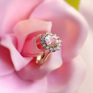 Anillo Lady Di en Oro 18k con Morganita & Topacios blancos