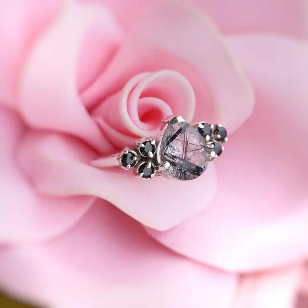 Anillo en Plata 950 con Cuarzo Turmalinado & Onix negro