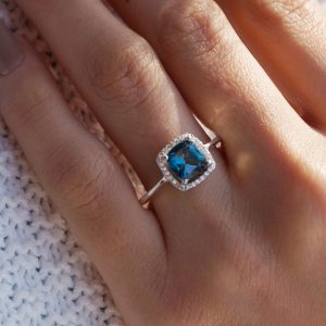 Anillo en Plata 950 con Topacio London Blue & Topacios Blancos