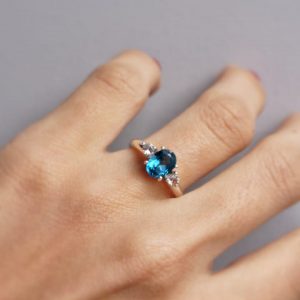 Anillo en Plata 950 con Topacio London Blue & Topacios Blancos