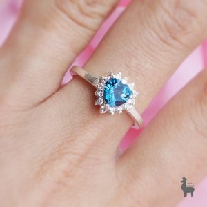 anillo-sweet-love-de-plata-950-con-topacio-london-blue-y-topacios-blancos