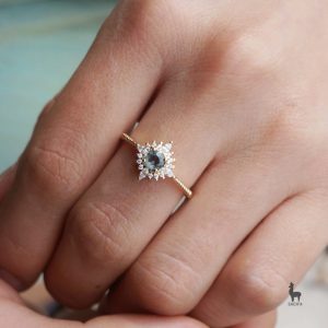 anillo-de-oro-18k-zafiro-montana-natural-y-topacios-blancos-naturales