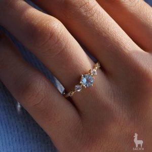 anillo-de-oro-18k-aguamarina-natural-y-topacio-blancos-naturales