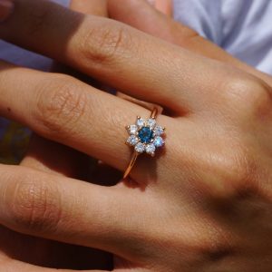 anillo-sunflower-topacio-london-blue-natural-y-topacios-blancos-naturales-copia