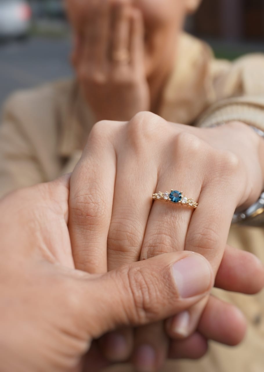 Anillo Oro 18k con Topacio London Blue Natural & Topacios Blancos - Imagen 2