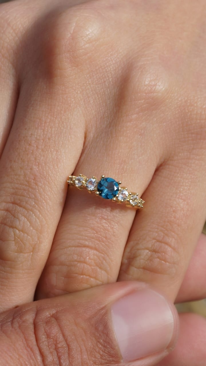 Anillo Oro 18k con Topacio London Blue Natural & Topacios Blancos