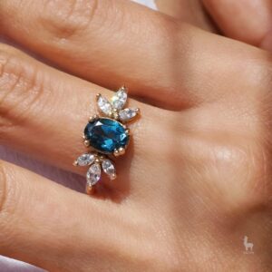 anillo-de-topacio-london-blue-natural-y-topacios-blancos-naturales-oro-18k