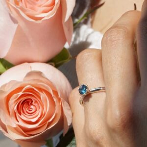 Anillo en Plata 950 con Topacio London Blue