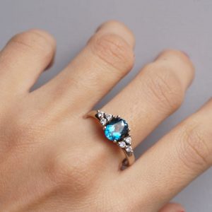 Anillo con Topacio London Blue & Blancos