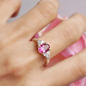 anillo-la-vie-en-rose-hecho-en-plata-950-topacio-rosa-y-topacios-blancos